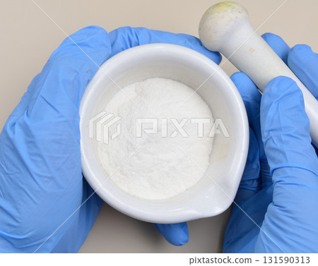Hydroxyethyl cellulose is a gelling and thickening agent derived from cellulose 131590313