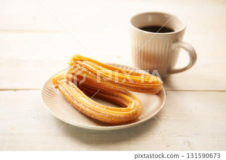 油條:西班牙油炸糕點的圖片 油條:西班牙油炸糕點的圖片 131590673