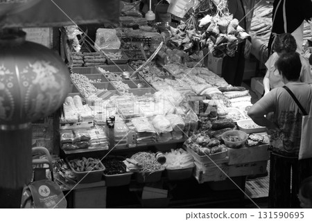 香港德輔道西一家高級乾貨店販售的優質食材。許多乾貨的用途不明。 香港德輔道西一家高級乾貨店販售的優質食材。許多乾貨的用途不明。 131590695