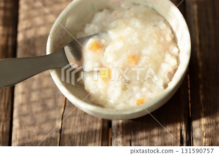 Five-fold rice porridge for babies in the chewing stage - Baby food for 9-month-old babies 131590757