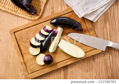 砧板上切好的茄子 | 準備和烹飪過程的圖片 砧板上切好的茄子 | 準備和烹飪過程的圖片 131590765