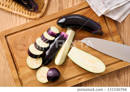砧板上切好的茄子 | 準備和烹飪過程的圖片 131590766