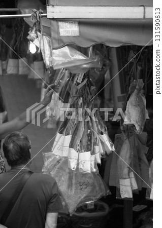 鹽乾魚(火腿)在香港西部的德助道出售。它類似於草屋,味道鮮美。以前很便宜,但現在很貴 鹽乾魚(火腿)在香港西部的德助道出售。它類似於草屋,味道鮮美。以前很便宜,但現在很貴 131590813