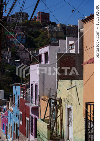 墨西哥瓜納華托色彩繽紛的街道 墨西哥瓜納華托色彩繽紛的街道 131592080