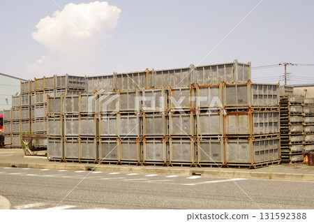 橫須賀渡輪碼頭周圍散落的金屬貨櫃架 131592388