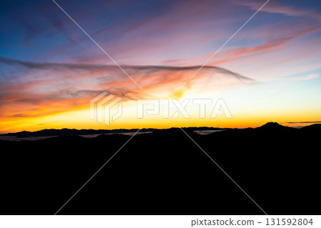 從南阿爾卑斯山南嶽山頂眺望蔚藍的天空。攀登南阿爾卑斯山聖山 131592804