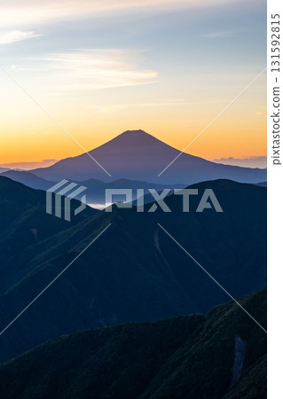 從南阿爾卑斯山南峰頂俯瞰正值「魔幻時刻」的富士山。攀登南阿爾卑斯山的聖山 131592815
