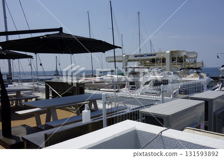 2020年8月8日,神奈川縣逗子市:盛夏的港口小鎮,遊艇停泊在逗子碼頭 2020年8月8日,神奈川縣逗子市:盛夏的港口小鎮,遊艇停泊在逗子碼頭 131593892