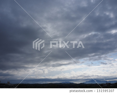 多雲的天空 131595107