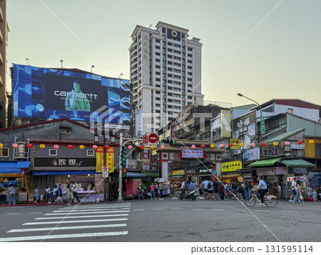 黃昏時分,台北市捷運松山站附近的饒河街觀光夜市依然營業。 黃昏時分,台北市捷運松山站附近的饒河街觀光夜市依然營業。 131595114