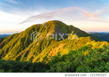 從南阿爾卑斯山的南山頂眺望上河內岳的朝霞。攀登南阿爾卑斯山的聖山 從南阿爾卑斯山的南山頂眺望上河內岳的朝霞。攀登南阿爾卑斯山的聖山 131595207