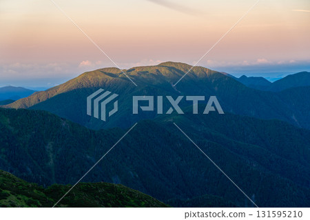 從南阿爾卑斯山的南山山頂眺望，晨曦中的光山。攀登南阿爾卑斯山的聖山 131595210