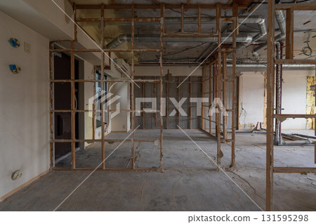 裝修前的骨架拆除工作 裝修前的骨架拆除工作 131595298