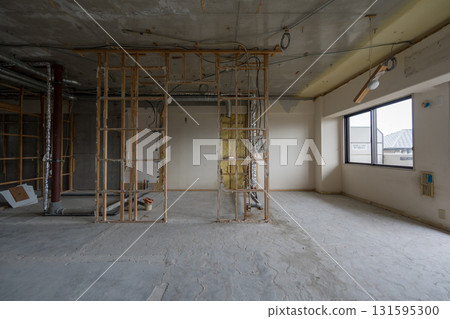 Skeleton dismantling work before renovation 131595300