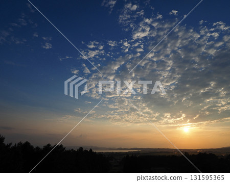 黃昏時分,豬苗代湖上橙色的太陽閃耀,蔚藍的天空中飄浮著白色的鱗狀雲朵,景色十分美麗,令人印象深刻。 黃昏時分,豬苗代湖上橙色的太陽閃耀,蔚藍的天空中飄浮著白色的鱗狀雲朵,景色十分美麗,令人印象深刻。 131595365