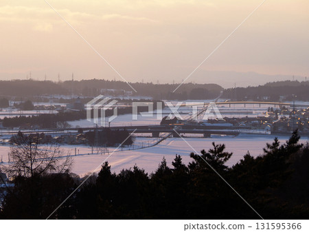 黃昏時分,雪白的稻田被夕陽染成粉紅色,鄉村淡淡的冬日色彩,格外醒目美麗。 黃昏時分,雪白的稻田被夕陽染成粉紅色,鄉村淡淡的冬日色彩,格外醒目美麗。 131595366