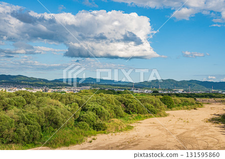 The dried-up riverbed of the Kizu River, seen from the Shin-Kizugawa Bridge, Yawata City, Kyoto Prefecture The dried-up riverbed of the Kizu River, seen from the Shin-Kizugawa Bridge, Yawata City, Kyoto Prefecture 131595860