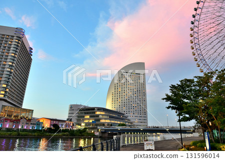 日落時分港未來運河的燈光反射 131596014