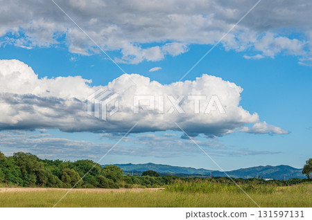 Kizugawa River scenery: Clouds floating in the blue sky, Yawata City, Kyoto Prefecture Kizugawa River scenery: Clouds floating in the blue sky, Yawata City, Kyoto Prefecture 131597131