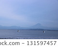 等待海浪和富士山的衝浪者 131597457