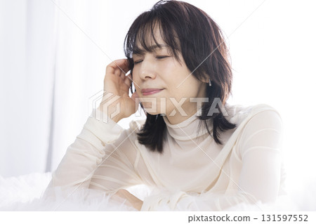 Thinking Middle Female Thinking Middle Female 131597552