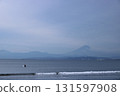 多雲天空下的湘南海岸（西濱）和富士山 131597908