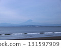 多雲天空下的湘南海岸（西濱）和富士山 131597909