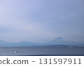 多雲天空下的湘南海岸（西濱）和富士山 131597911