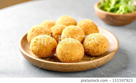 享受自製的整顆馬鈴薯炸丸子的美味 享受自製的整顆馬鈴薯炸丸子的美味 131597923