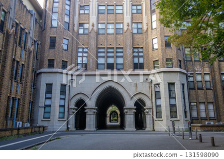 東京大學法律與文學第二館美麗的磚砌拱廊,由內田昭三設計,並被列為有形文化財產(東京都文京區本鄉) 東京大學法律與文學第二館美麗的磚砌拱廊,由內田昭三設計,並被列為有形文化財產(東京都文京區本鄉) 131598090