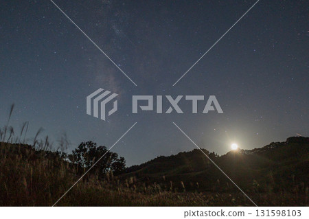 兵庫縣砥峰高原的秋季美麗星空 兵庫縣砥峰高原的秋季美麗星空 131598103