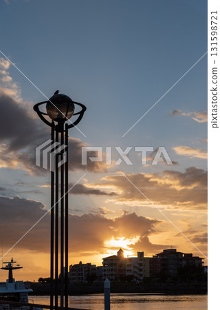 一隻雌性岩鶇棲息在夕陽下的圓形路燈上 131598721