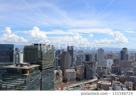 從大阪府大阪市梅田藍天大廈空中庭園展望台眺望大阪的街景 從大阪府大阪市梅田藍天大廈空中庭園展望台眺望大阪的街景 131598724