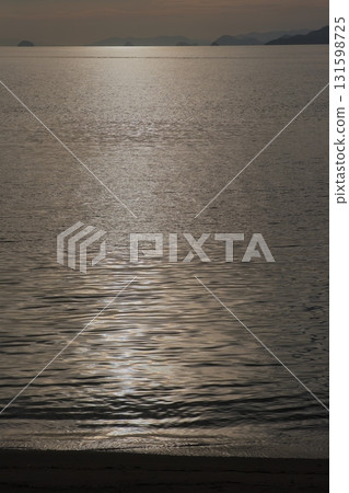 夕陽映照在海面上 夕陽映照在海面上 131598725