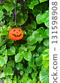 南瓜燈和樹葉、萬聖節南瓜、綠葉南瓜燈 131598908