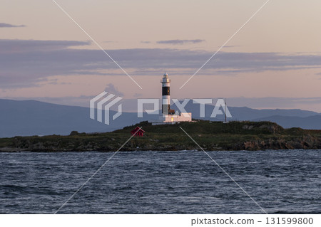青森縣大間崎市 - 清晨的弁天島和燈塔 131599800