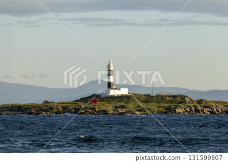 青森縣大間崎市 - 清晨的弁天島和燈塔 青森縣大間崎市 - 清晨的弁天島和燈塔 131599807