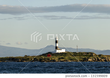 青森縣大間崎市 - 清晨的弁天島和燈塔 131599809