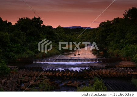 一條河被晨光染紅 131600389