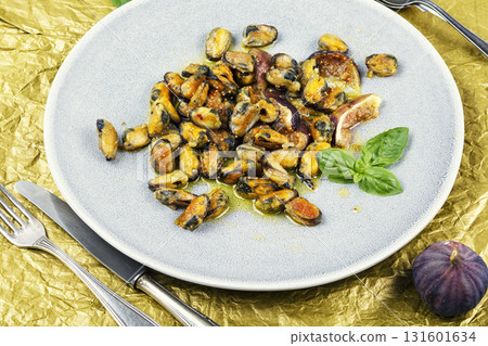 Fried mussels seasoned. 131601634