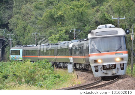 KIHA 85系列特快列車飛驒環繞列車在高山本線的彎道上行駛 131602010