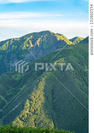 從南阿爾卑斯山的南山眺望晨光山脈。攀登南阿爾卑斯山的聖山。 131602554