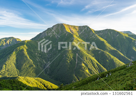 從南阿爾卑斯山的南山眺望南阿爾卑斯山的聖山（前聖山、奧聖山）。聖山正在攀登南阿爾卑斯山。 131602561