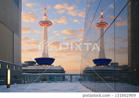 冬日黃昏的京都塔和京都站城牆 131602909