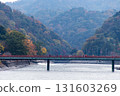 秋天的宇治川和紅葉山脈 131603269