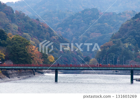 秋天的宇治川和紅葉山脈 131603269