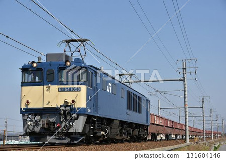 EF64-1028 pulling a red Hoki on the Tokaido Main Line 131604146