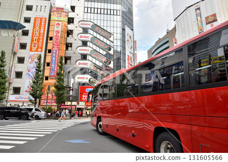 一輛紅色旅遊巴士駛過秋葉原萬世橋路口 一輛紅色旅遊巴士駛過秋葉原萬世橋路口 131605566