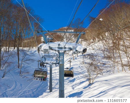從滑雪纜車上眺望斑尾山山頂和白雪皚皚的森林(新潟縣斑尾高原) 從滑雪纜車上眺望斑尾山山頂和白雪皚皚的森林(新潟縣斑尾高原) 131605577