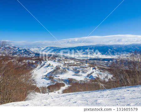 從斑尾高原滑雪場(新潟縣斑尾高原)未經修整的雪道上,可以欣賞到滑雪場和酒店區的壯麗景色 從斑尾高原滑雪場(新潟縣斑尾高原)未經修整的雪道上,可以欣賞到滑雪場和酒店區的壯麗景色 131605579